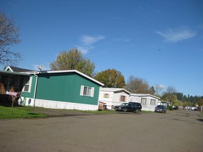 Sutherlin Estates Mobile Home Community in Sutherlin, OR - Foto de edificio - Building Photo