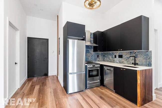 16 Howard Ave in Brooklyn, NY - Building Photo - Building Photo