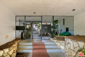 941 N San Vicente Blvd in West Hollywood, CA - Building Photo - Building Photo