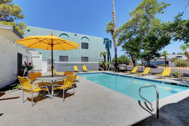 Luna Apartments in Las Vegas, NV - Building Photo - Building Photo