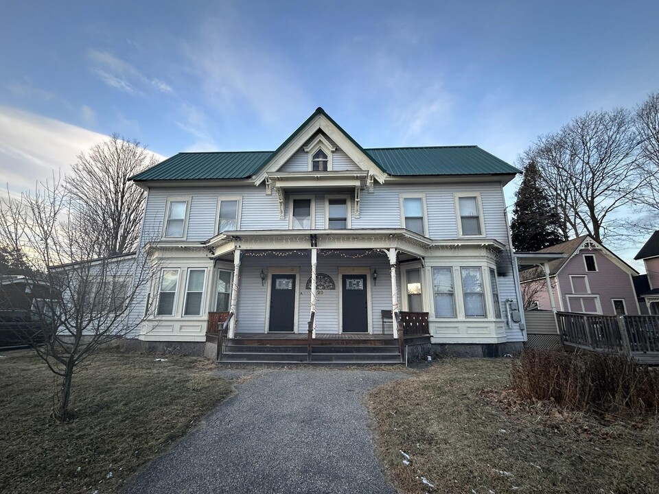 23 Pleasant St in Hillsborough, NH - Building Photo