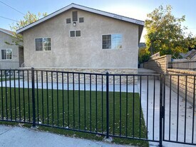 24223 Arch St, Unit One-Half in Santa Clarita, CA - Building Photo