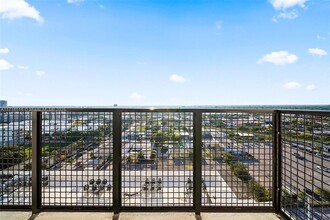 555 NE 8th St, Unit 1308 in Fort Lauderdale, FL - Building Photo - Building Photo