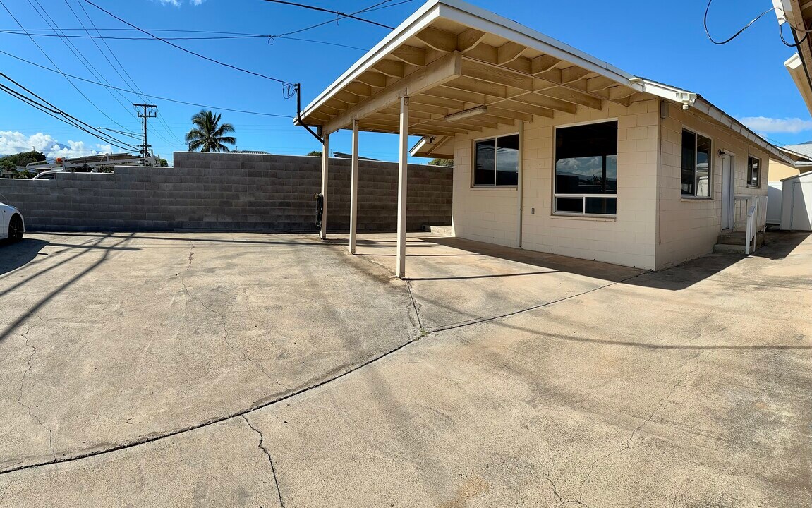 200 Lono Ave in Kahului, HI - Building Photo