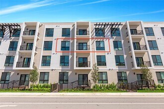 8001 NW 41st St in Doral, FL - Foto de edificio - Building Photo