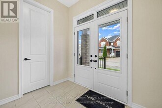 96 Weslock Crescent in Aurora, ON - Building Photo - Building Photo