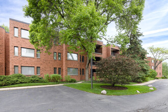 105 E Laurel Ave in Lake Forest, IL - Building Photo - Building Photo