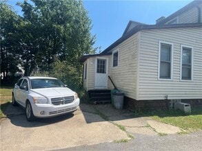 233 E Pine St in Grove City, PA - Building Photo - Building Photo