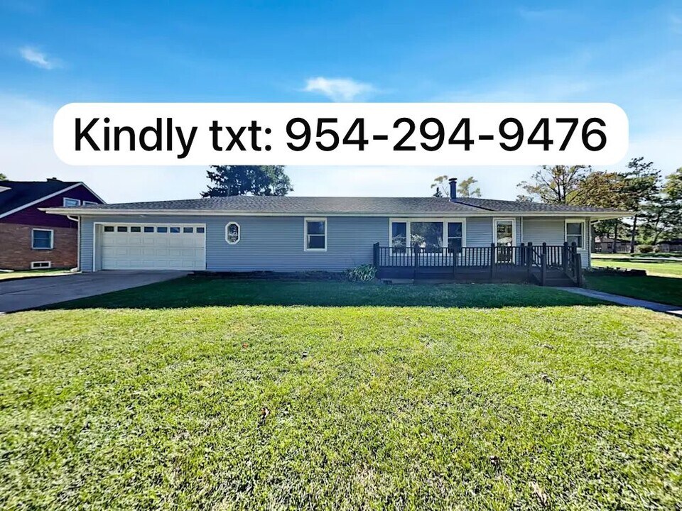 19 E Adams St in Villa Park, IL - Building Photo