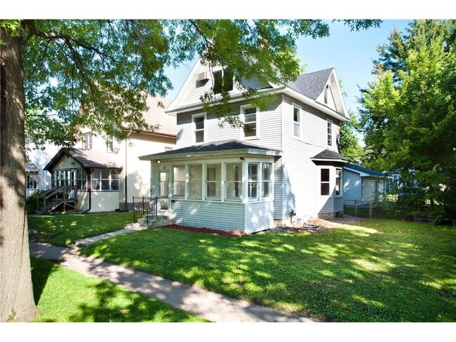 1689 Marshall Ave in St. Paul, MN - Building Photo - Building Photo