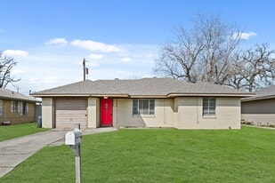 8829 Woodlyn Rd in Houston, TX - Building Photo