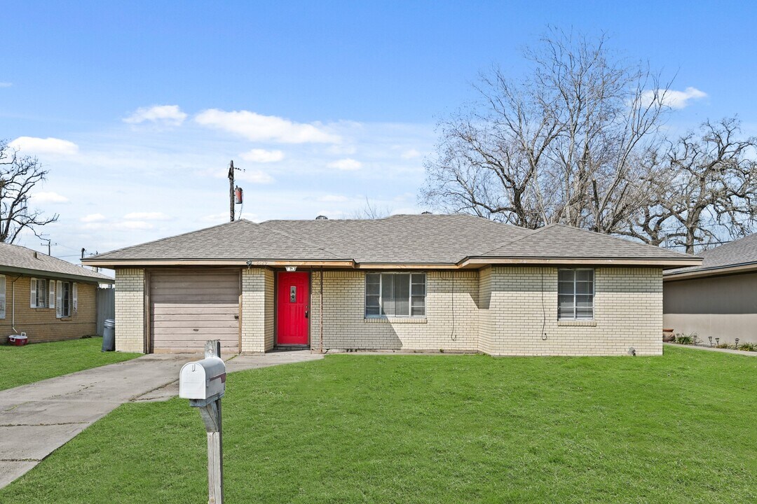 8829 Woodlyn Rd in Houston, TX - Foto de edificio