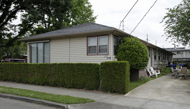 2404-2418 SE 58th Ave in Portland, OR - Building Photo - Building Photo