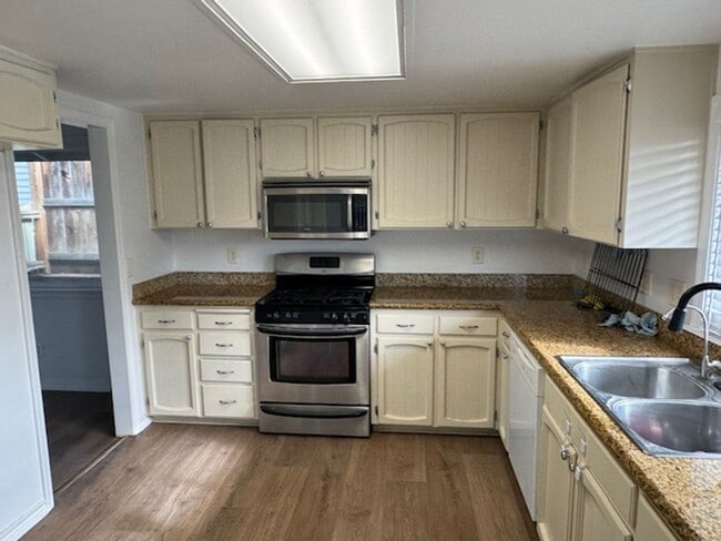 3056 Jason Wy in Medford, OR - Foto de edificio - Building Photo