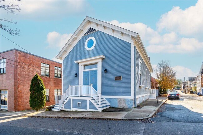 25 Long St in East Greenwich, RI - Building Photo - Building Photo