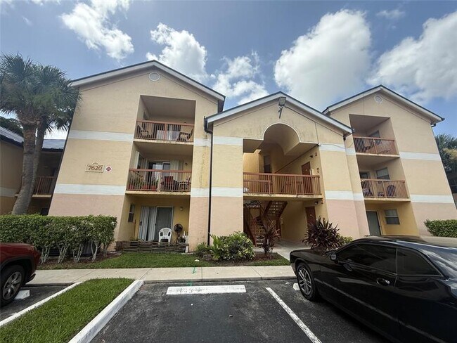 7620 Westwood Dr in Tamarac, FL - Building Photo - Building Photo