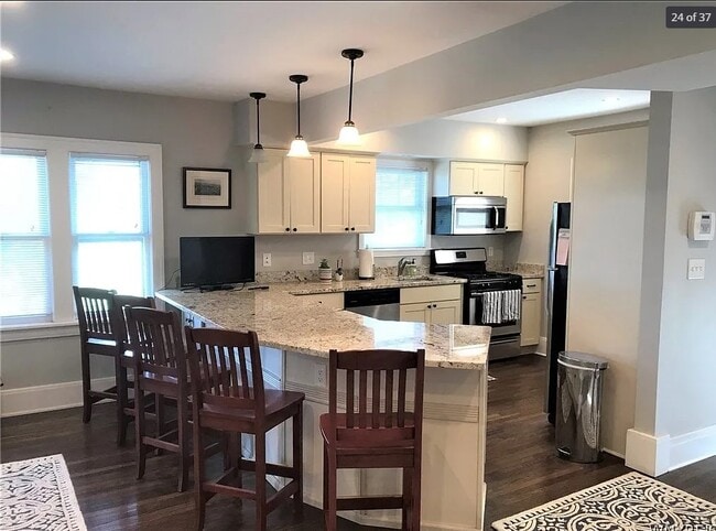 159 Wesley Ave, Unit Upper Unit