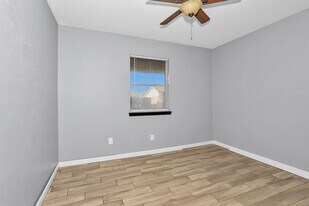 1035 Lovett St in Tomball, TX - Building Photo