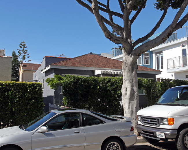 1246 Chelsea Ave in Santa Monica, CA - Building Photo - Building Photo