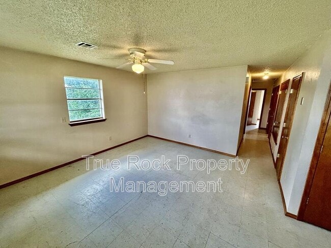1228 N Texas Ave in Ada, OK - Foto de edificio - Building Photo