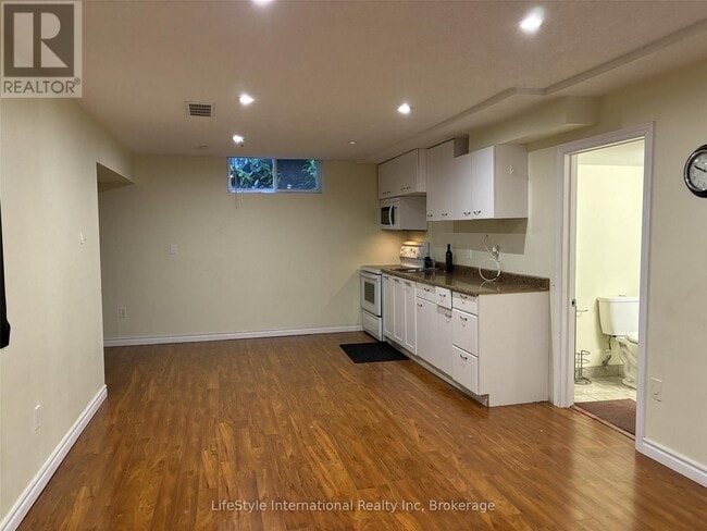 property at 114 Clairfields Dr W