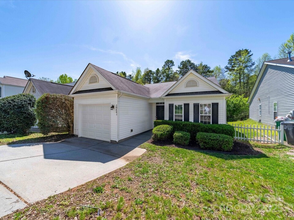 10441 Hugue Way in Charlotte, NC - Building Photo