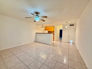 467 Golden Isles Dr, Unit 207 in Hallandale Beach, FL - Building Photo - Building Photo