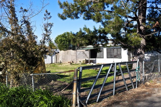 3925 Finley Ave in Santa Rosa, CA - Foto de edificio - Building Photo