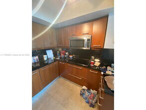 1331 Brickell Bay Dr, Unit 1104 in Miami, FL - Foto de edificio - Building Photo