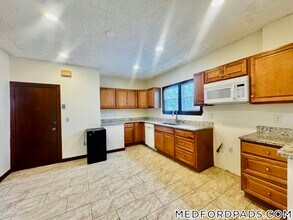 569 Main St, Unit 2 in Medford, MA - Foto de edificio - Building Photo