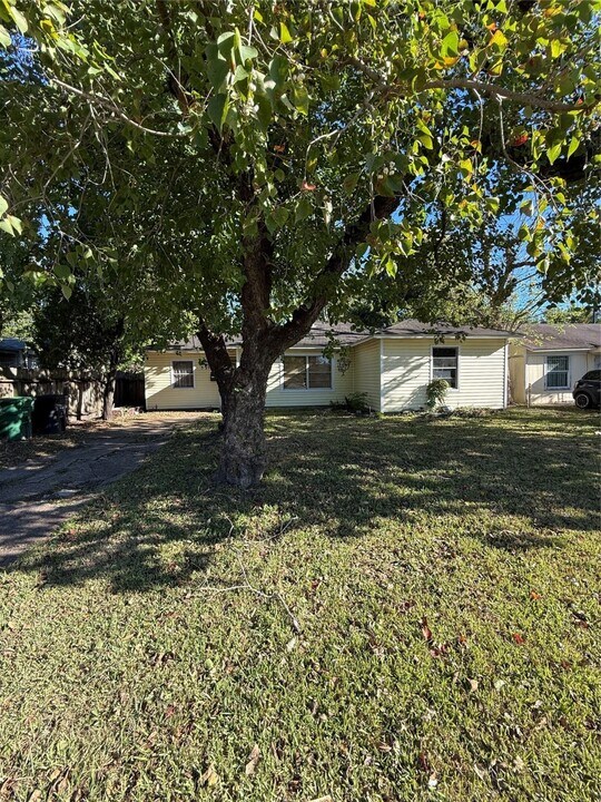 5215 Bellfort Ave in Houston, TX - Building Photo