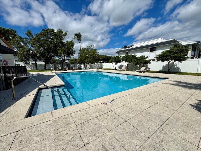 6175 NW 186th St in Hialeah, FL - Foto de edificio - Building Photo