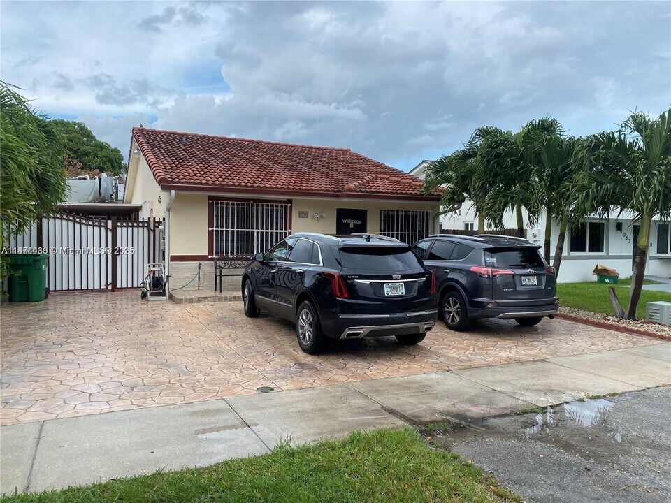 9075 NW 117th Terrace in Hialeah Gardens, FL - Building Photo