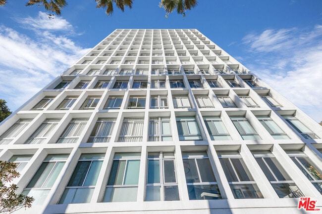 7135 Hollywood Blvd in Los Angeles, CA - Building Photo - Building Photo