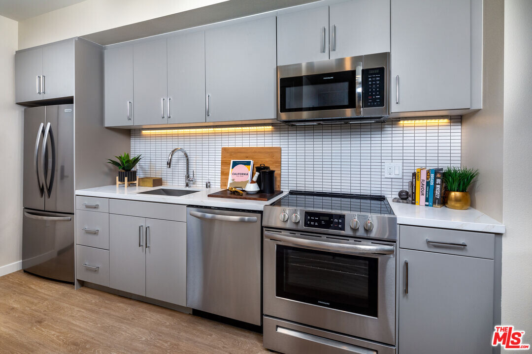 7566 W Sunset Blvd-Unit -519-E in Los Angeles, CA - Foto de edificio