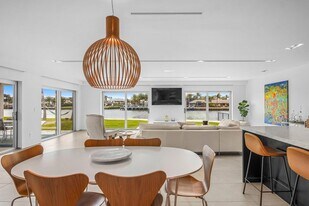 35 Castle Harbor Isle Dr in Fort Lauderdale, FL - Building Photo