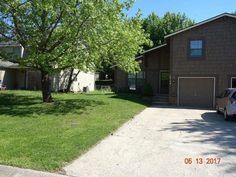 16109 W 141st Terrace in Olathe, KS - Building Photo