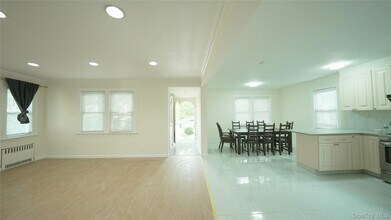 72 Berkshire Rd in Great Neck, NY - Building Photo - Building Photo
