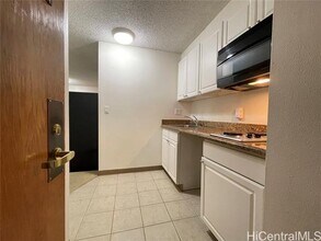 1088 Bishop St in Honolulu, HI - Building Photo - Building Photo