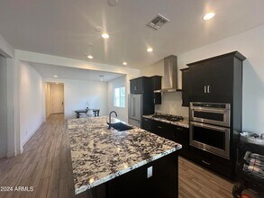 10864 W Marshall Ave in Phoenix, AZ - Foto de edificio - Building Photo