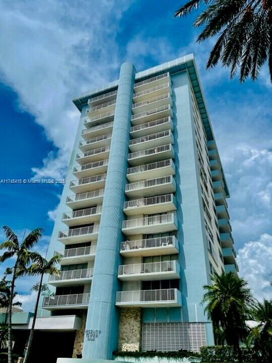 5838 Collins Ave, Unit 2D in Miami Beach, FL - Foto de edificio