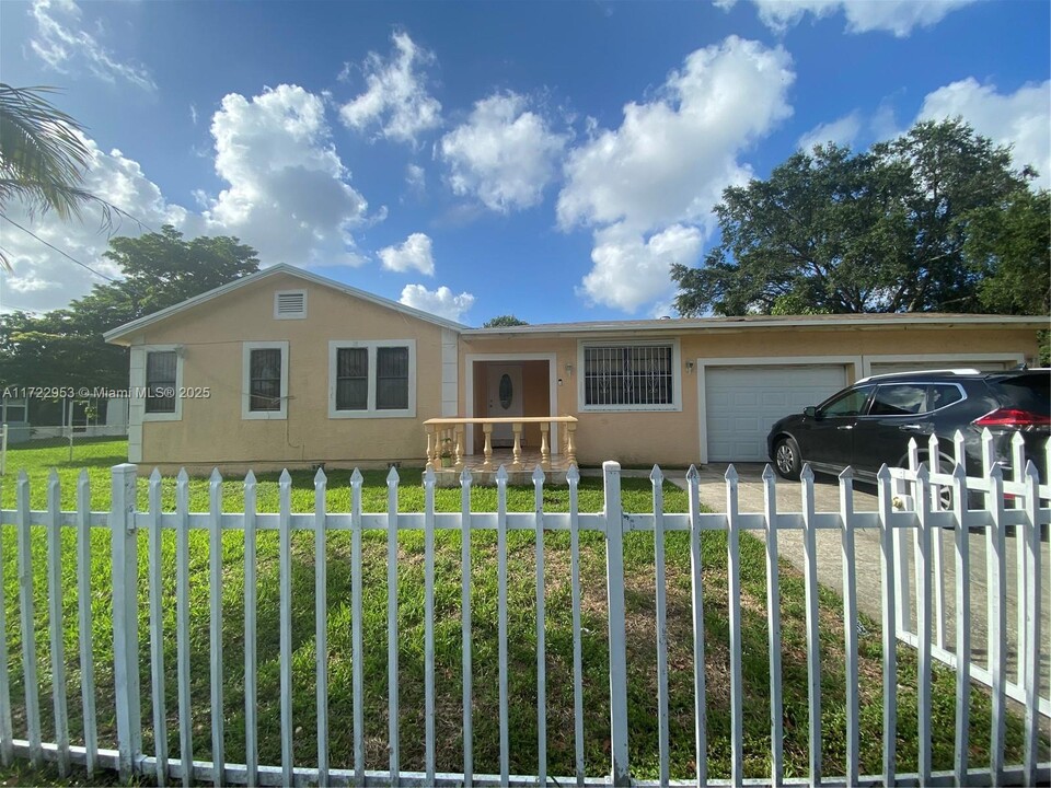 425 NE 172nd St in North Miami Beach, FL - Building Photo