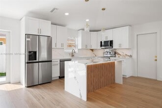 102 SW 13th Ave in Delray Beach, FL - Foto de edificio - Building Photo