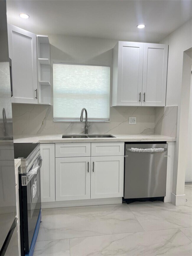 2801 N 34th Ave in Hollywood, FL - Building Photo - Building Photo