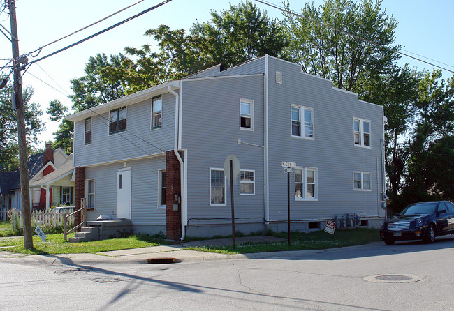 8103 E 46th St in Indianapolis, IN - Foto de edificio - Building Photo