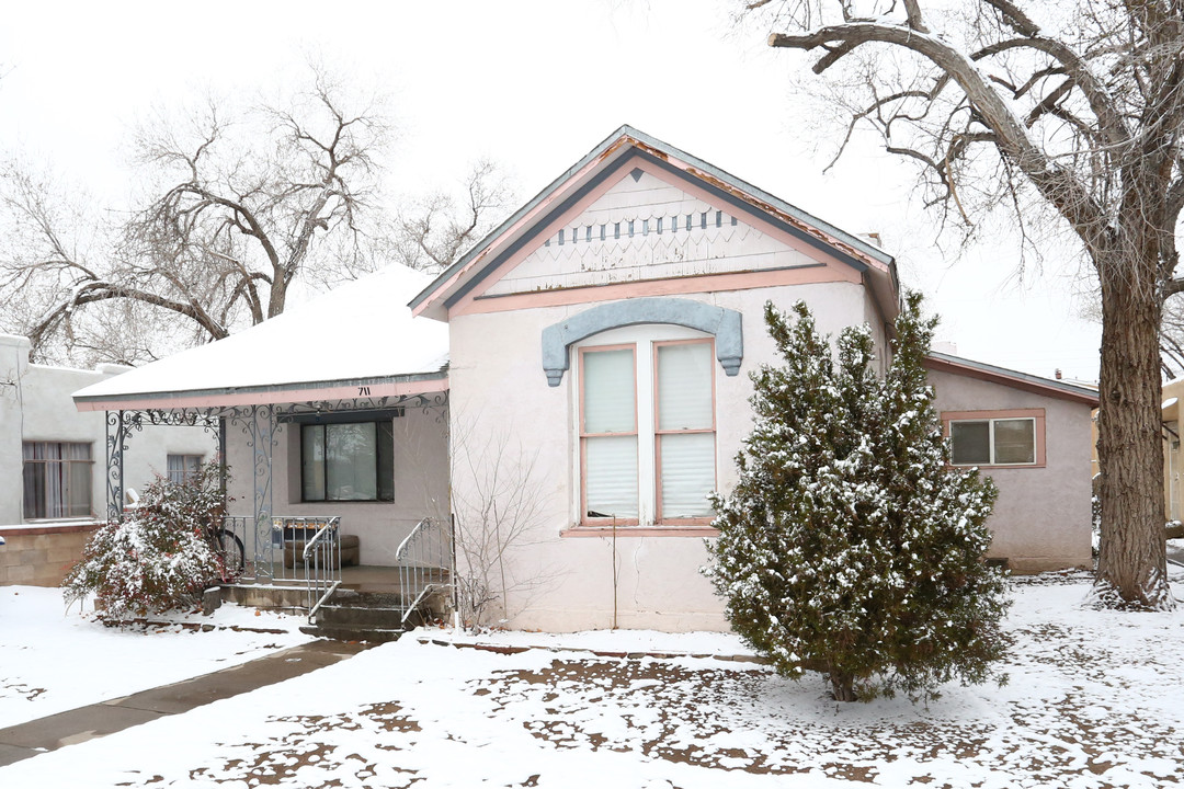 711 Roma Ave NW in Albuquerque, NM - Building Photo