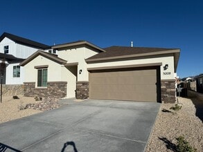 5008 Sand Strm Rd in Las Cruces, NM - Foto de edificio - Building Photo
