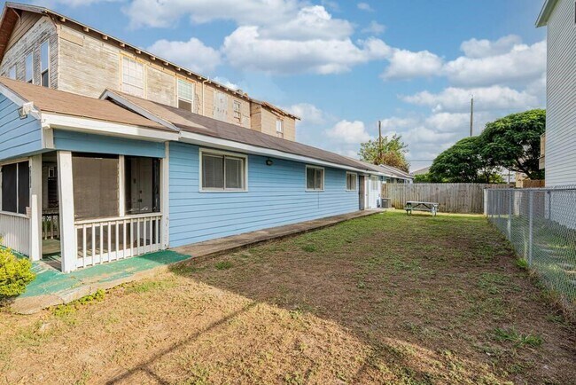 4018 Sealy Ave-Unit -A in Galveston, TX - Building Photo - Building Photo