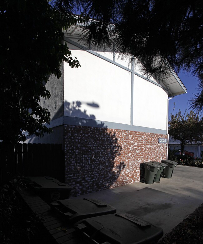 2025 Laurie Ln in Costa Mesa, CA - Foto de edificio - Building Photo