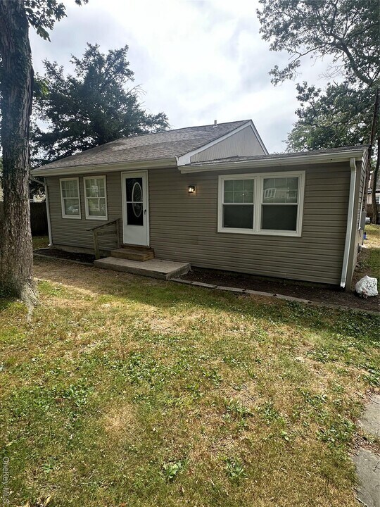 128 Lakeview Dr in Mastic Beach, NY - Building Photo